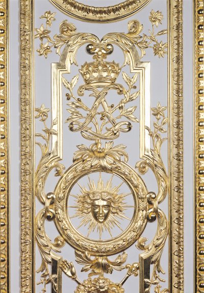 Detail van panelen met de kroon en het monogram van Lodewijk XIV en de zon, uit de Salon de Venus door Charles Le Brun